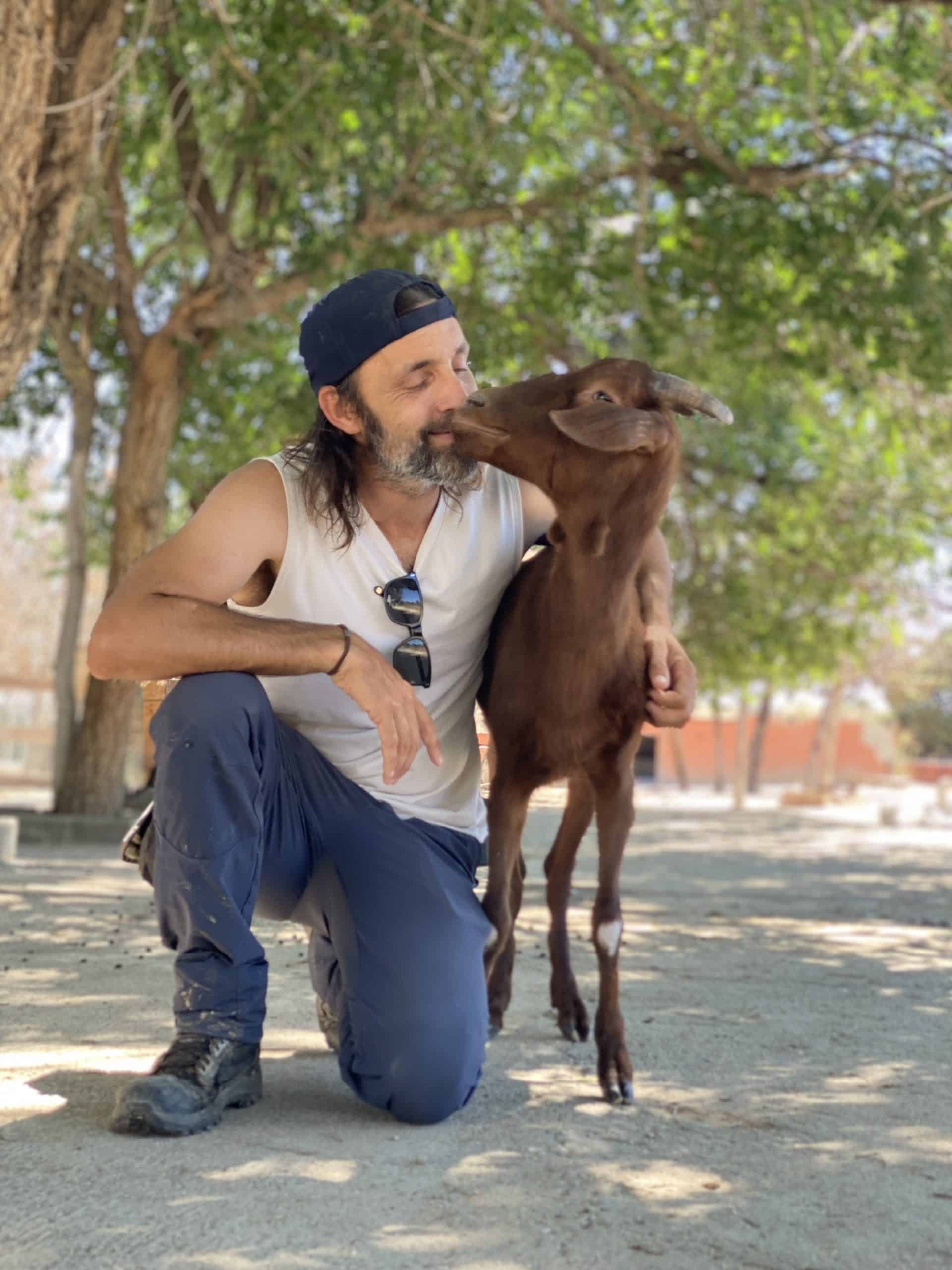 Eduardo Terrer con Bonita, una cabra rescatada